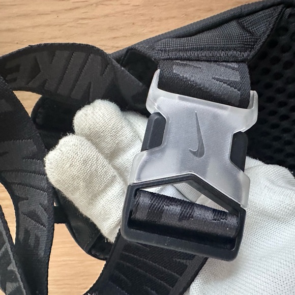 Nike body bag (pro max phone can fit) - Picture 7 of 8